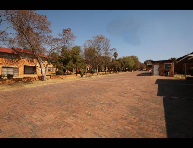 2 BEDROOM TOWNHOUSE FOR SALE IN BUCCLEUCH